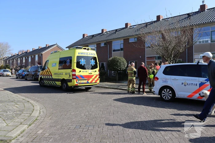 Auto rijdt voortuin van huis binnen