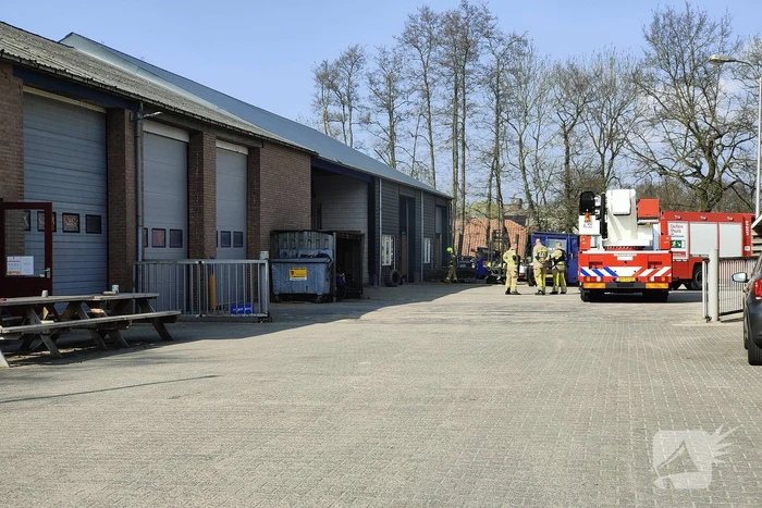 Brand op terrein van aannemersbedrijf