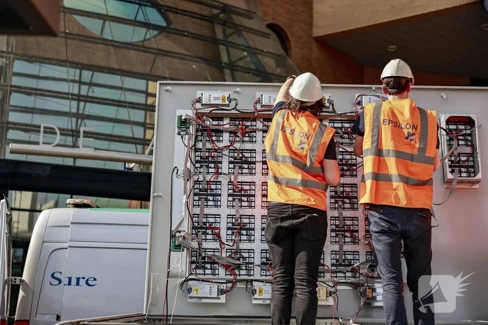Eerste nieuwe Dris-bord opgehangen op busstation