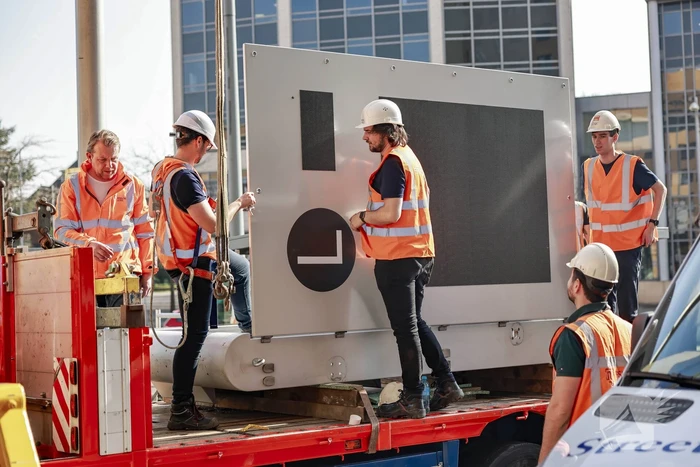 Eerste nieuwe Dris-bord opgehangen op busstation