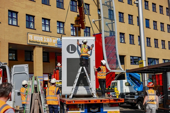 Eerste nieuwe Dris-bord opgehangen op busstation