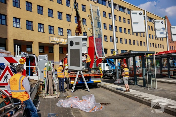Eerste nieuwe Dris-bord opgehangen op busstation