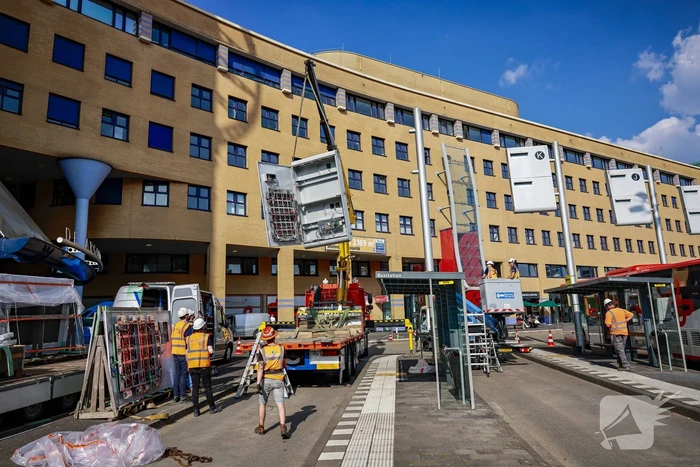 Eerste nieuwe Dris-bord opgehangen op busstation