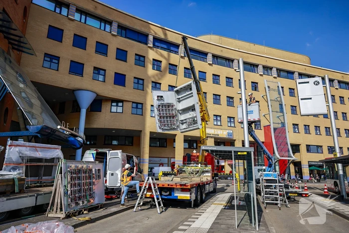 Eerste nieuwe Dris-bord opgehangen op busstation