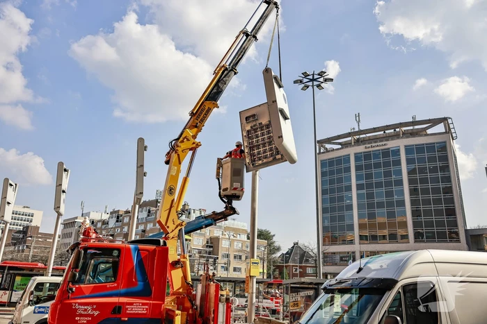 Eerste nieuwe Dris-bord opgehangen op busstation