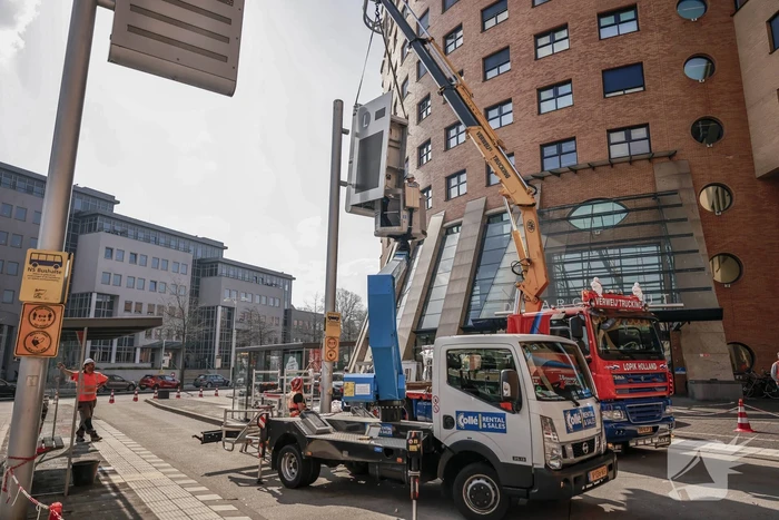 Eerste nieuwe Dris-bord opgehangen op busstation