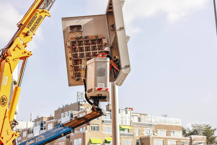 Eerste nieuwe Dris-bord opgehangen op busstation
