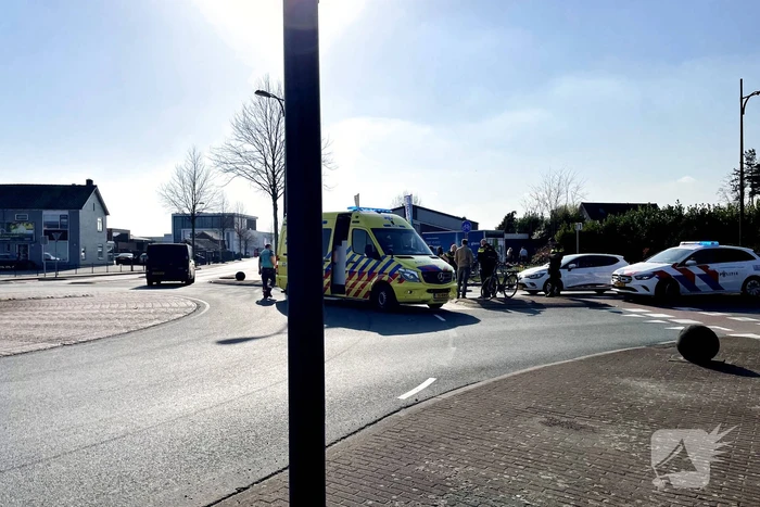 Fietser gewond bij aanrijding op rotonde