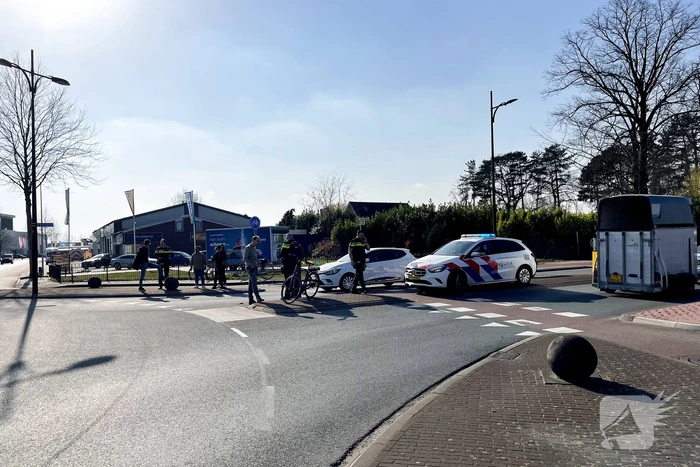 Fietser gewond bij aanrijding op rotonde