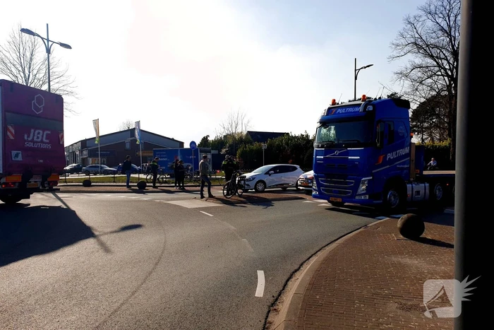 Fietser gewond bij aanrijding op rotonde