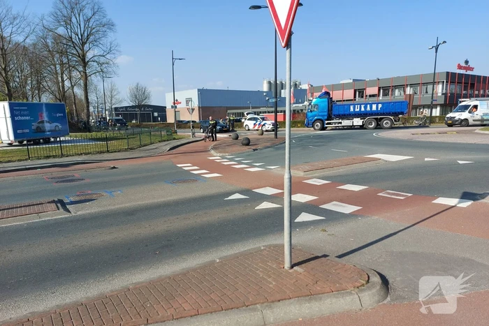 Fietser gewond bij aanrijding op rotonde
