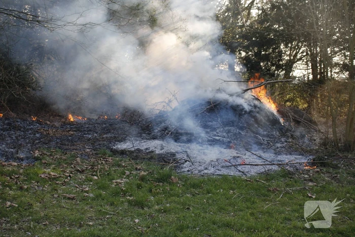 Flinke rookontwikkeling vanwege brand in grashoop