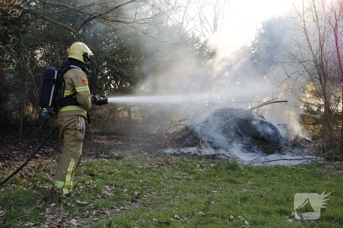 Flinke rookontwikkeling vanwege brand in grashoop