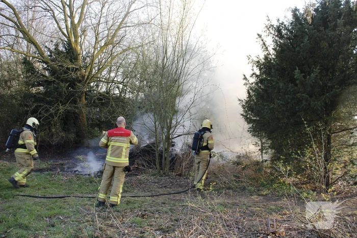 Flinke rookontwikkeling vanwege brand in grashoop
