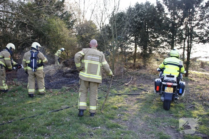 Flinke rookontwikkeling vanwege brand in grashoop
