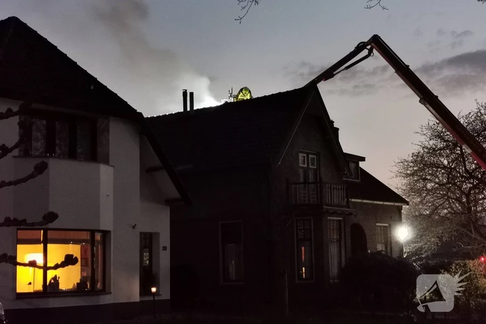 Flinke rookontwikkeling vanwege brand in schoorsteen van woning