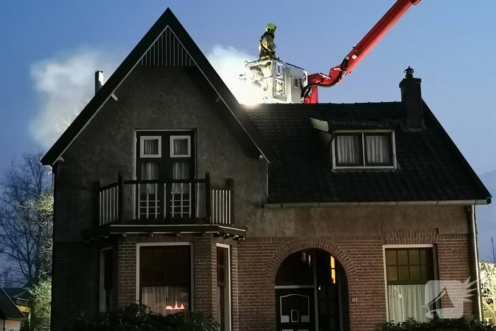 Flinke rookontwikkeling vanwege brand in schoorsteen van woning