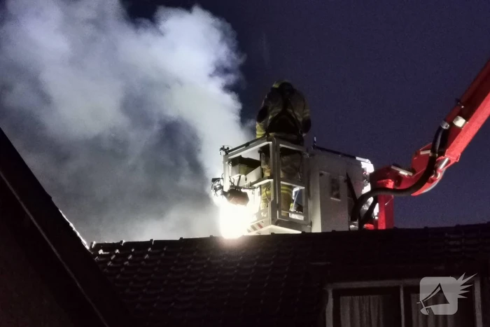 Flinke rookontwikkeling vanwege brand in schoorsteen van woning