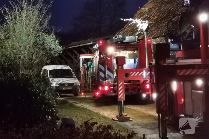 Flinke rookontwikkeling vanwege brand in schoorsteen van woning
