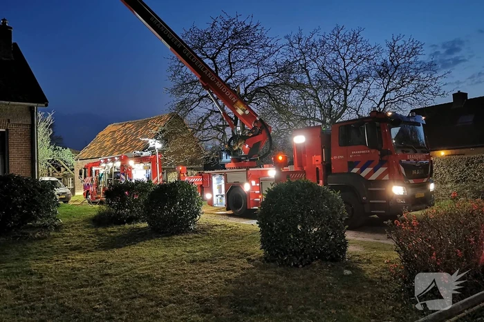 Flinke rookontwikkeling vanwege brand in schoorsteen van woning