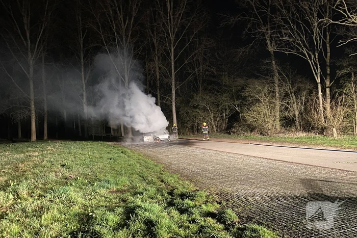 Personenauto volledig uitgebrand