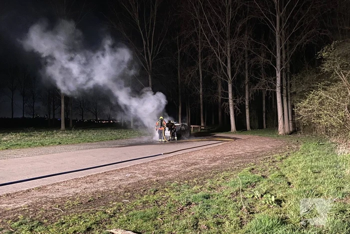 Personenauto volledig uitgebrand