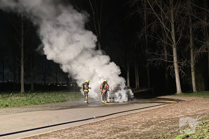 Personenauto volledig uitgebrand