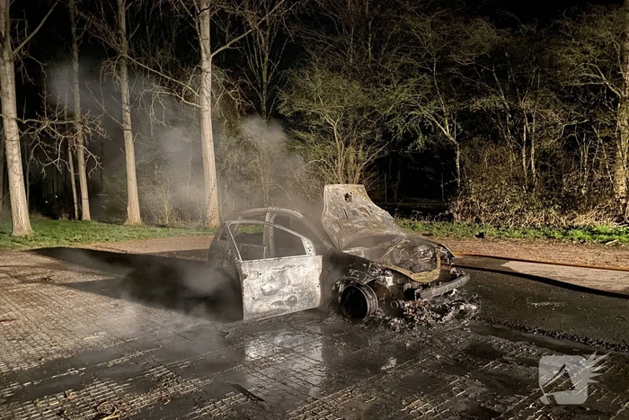 Personenauto volledig uitgebrand