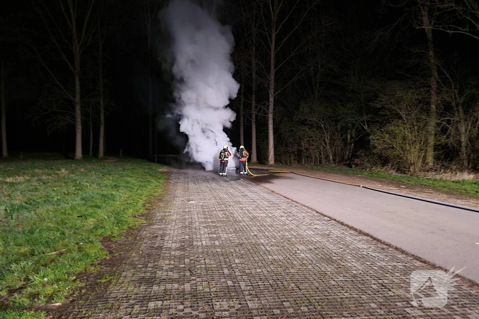 Personenauto volledig uitgebrand