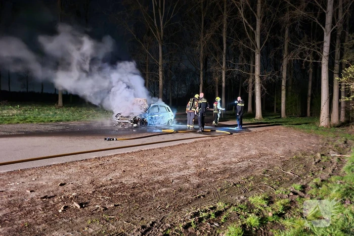 Personenauto volledig uitgebrand
