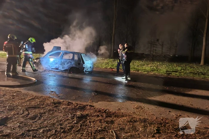 Personenauto volledig uitgebrand
