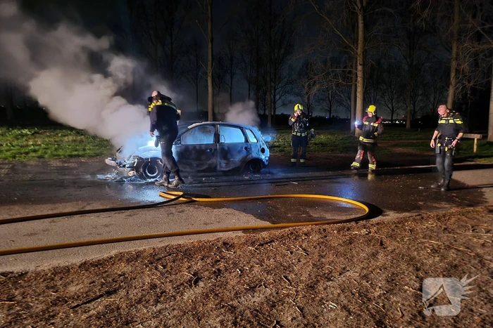 Personenauto volledig uitgebrand