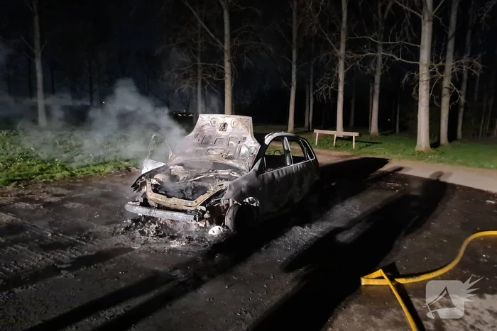 Personenauto volledig uitgebrand