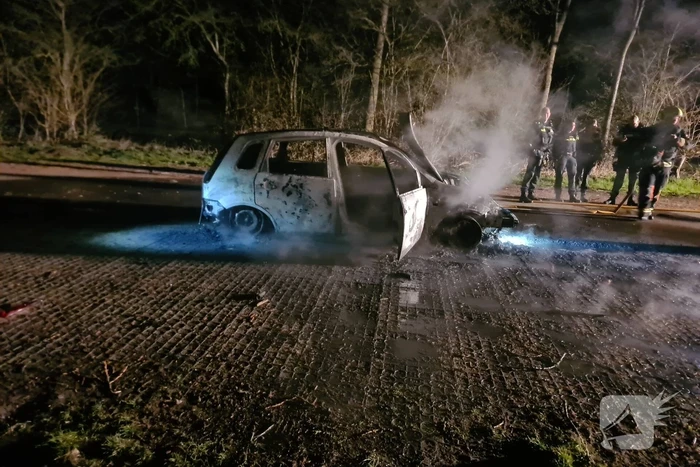 Personenauto volledig uitgebrand