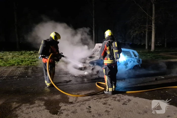 Personenauto volledig uitgebrand