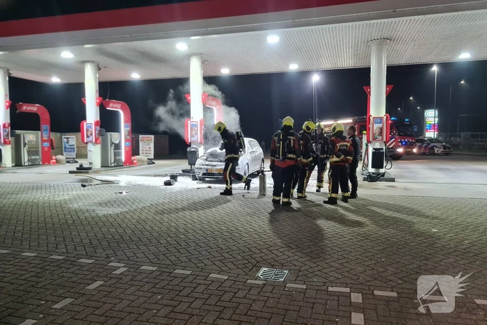Auto vliegt in brand bij Esso tankstation