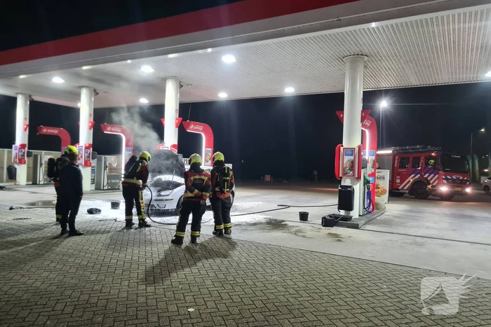 Auto vliegt in brand bij Esso tankstation