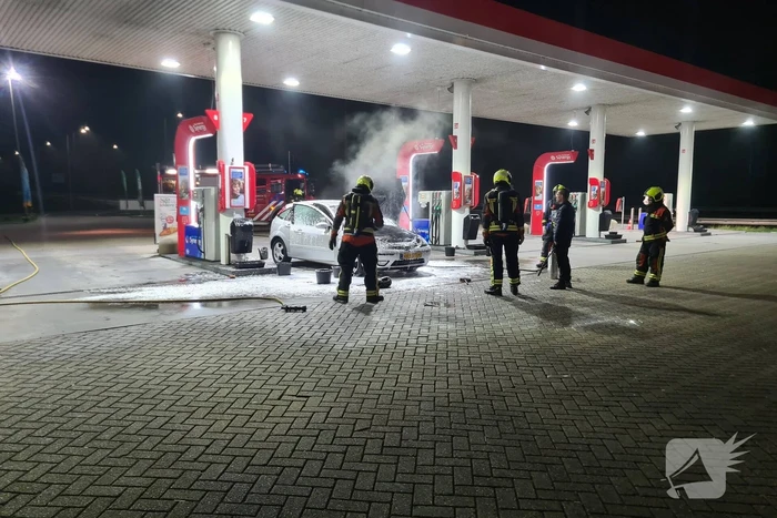 Auto vliegt in brand bij Esso tankstation