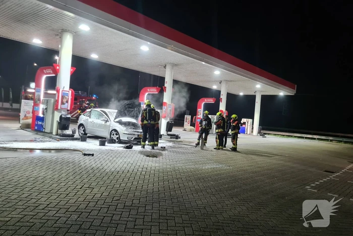 Auto vliegt in brand bij Esso tankstation