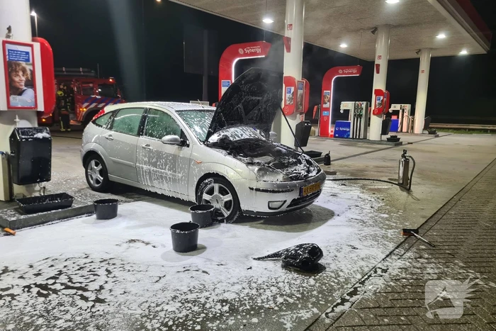 Auto vliegt in brand bij Esso tankstation