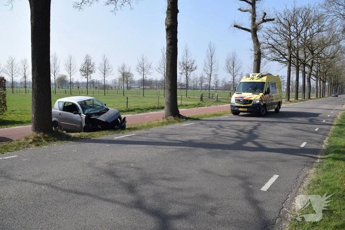 Brommobiel total-loss na botsing tegen boom
