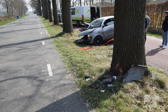 Brommobiel total-loss na botsing tegen boom