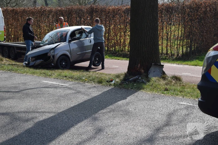 Brommobiel total-loss na botsing tegen boom