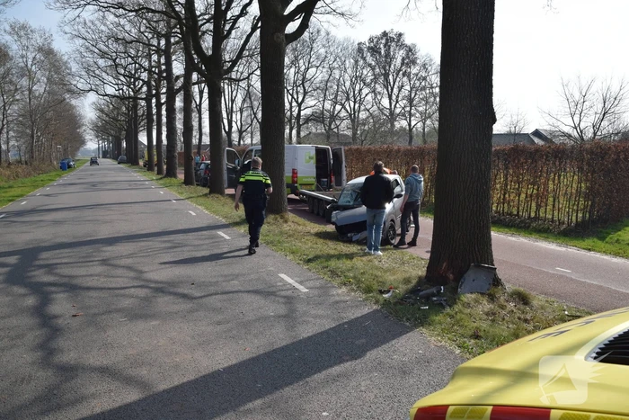 Brommobiel total-loss na botsing tegen boom