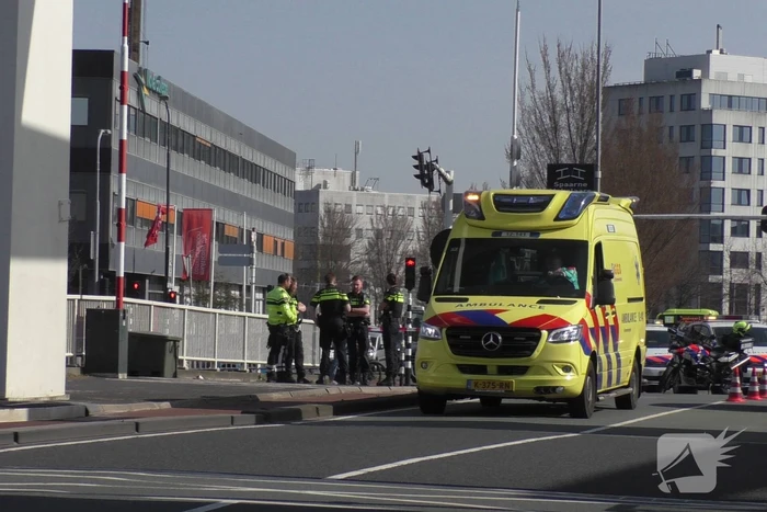 Scooterrijder gewond bij botsing tegen brug
