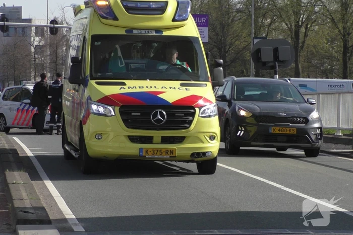 Scooterrijder gewond bij botsing tegen brug