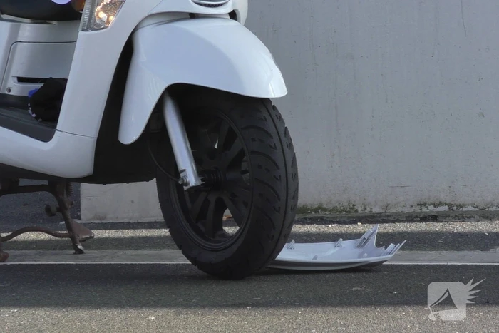 Scooterrijder gewond bij botsing tegen brug