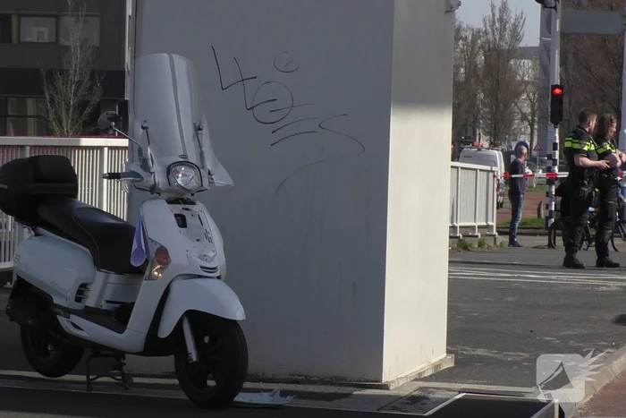 Scooterrijder gewond bij botsing tegen brug