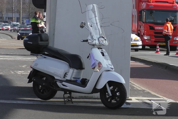 Scooterrijder gewond bij botsing tegen brug