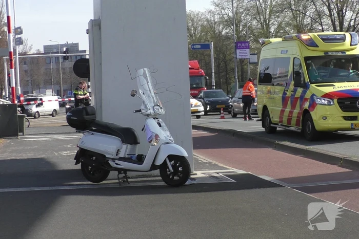 Scooterrijder gewond bij botsing tegen brug
